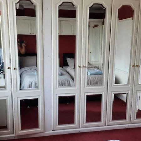 Cosy 4 Bed Home エドモントン エクステリア 写真