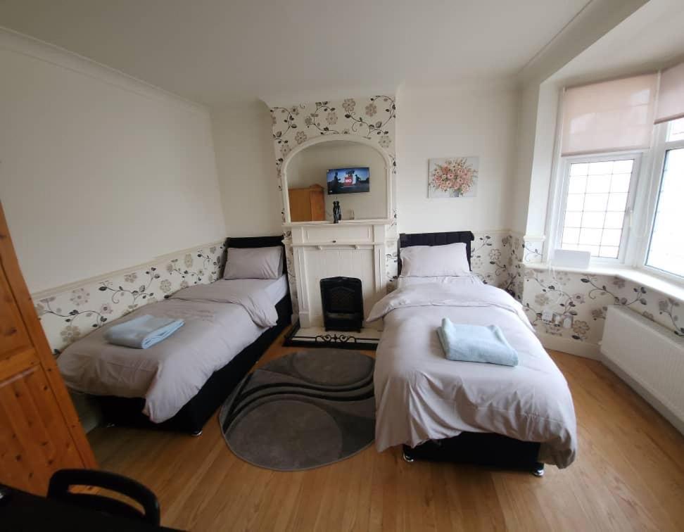 Cosy 4 Bed Home エドモントン エクステリア 写真