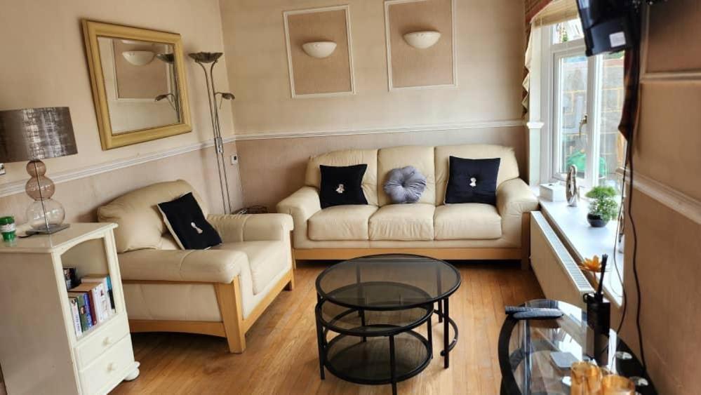 Cosy 4 Bed Home エドモントン エクステリア 写真